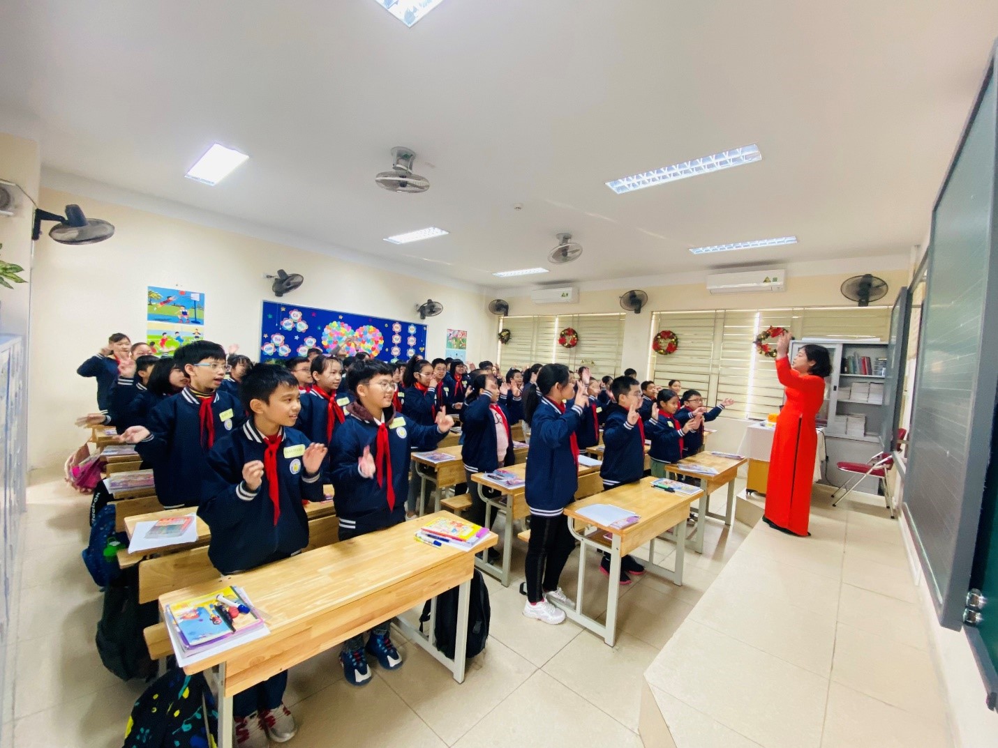 Chúc mừng cô giáo Đào Thanh Huyền- Giáo viên Tiếng Anh - Trường Tiểu học Việt Nam - Cu Ba đã hoàn thành xuất sắc nhiệm vụ trong cuộc thi giáo viên dạy giỏi cấp Quận ngày 22/12/2022 vừa qua.