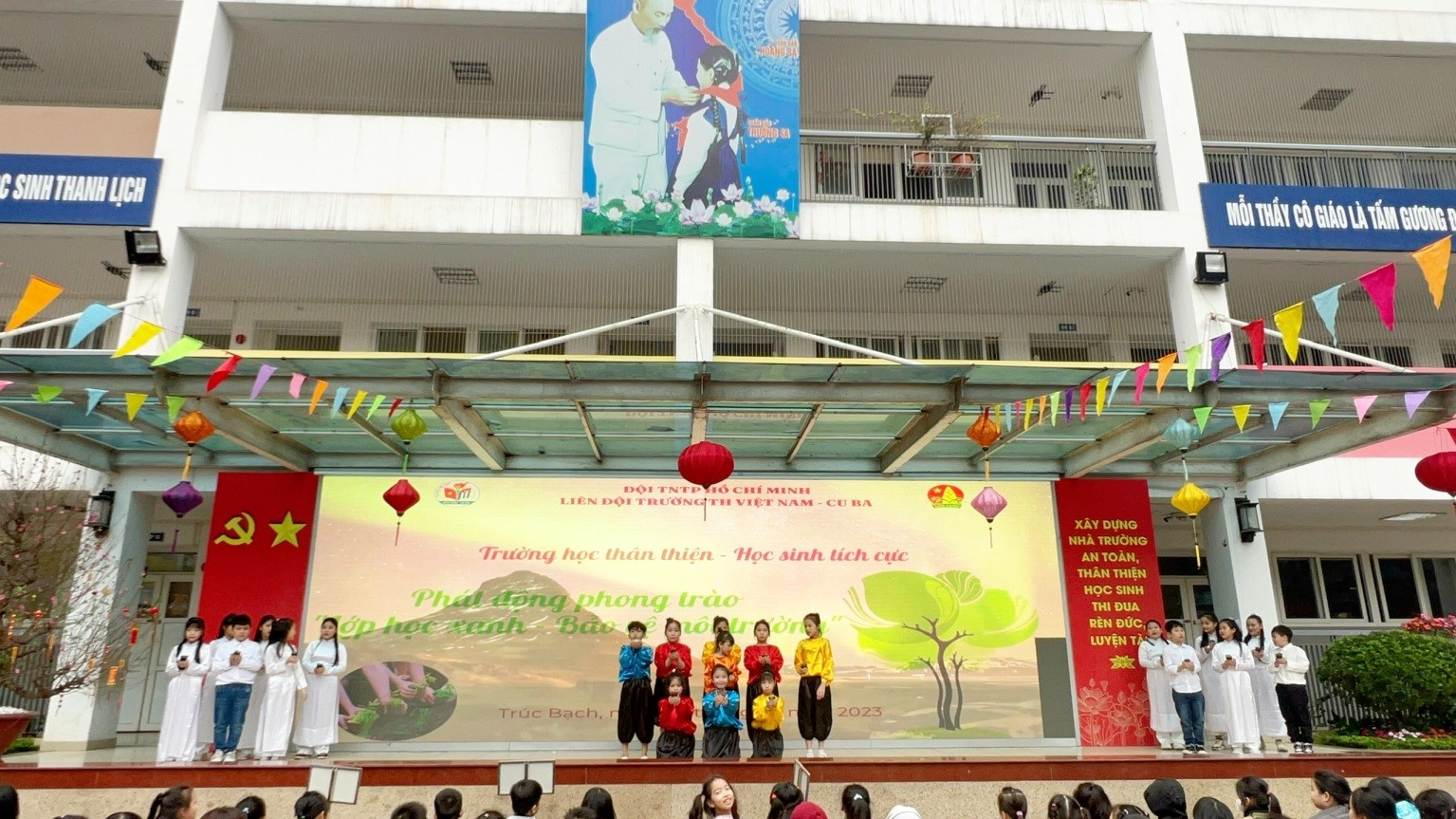 Liên đội trường TH Việt Nam – Cu Ba phát động phong trào “Lớp học xanh – Bảo vệ môi trường”