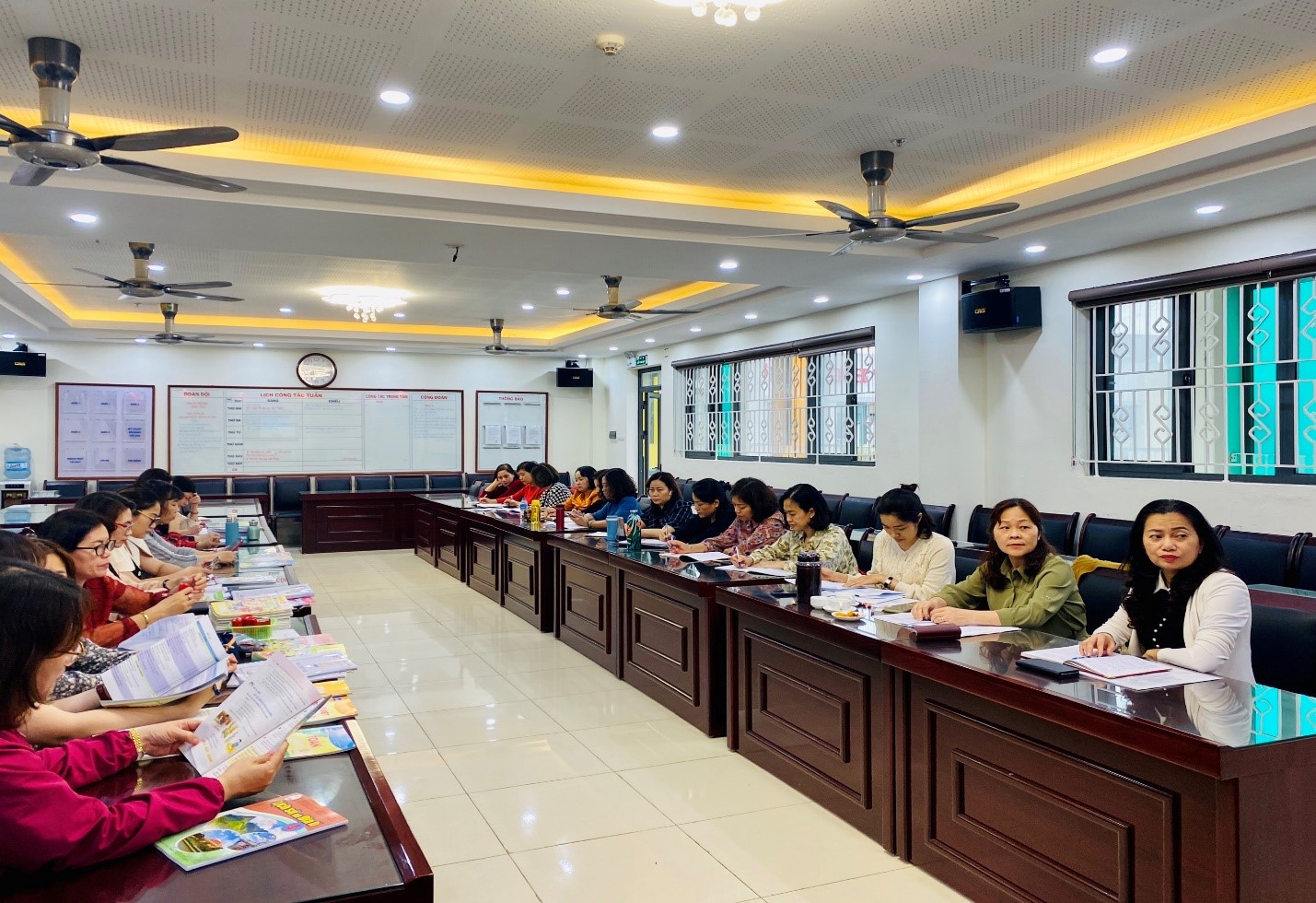 Ban giám hiệu cùng giáo viên trường Tiểu học Việt Nam – Cu Ba tham dự Hội nghị giới thiệu sách giáo khoa lớp 4- Chương trình giáo dục phổ thông 2018