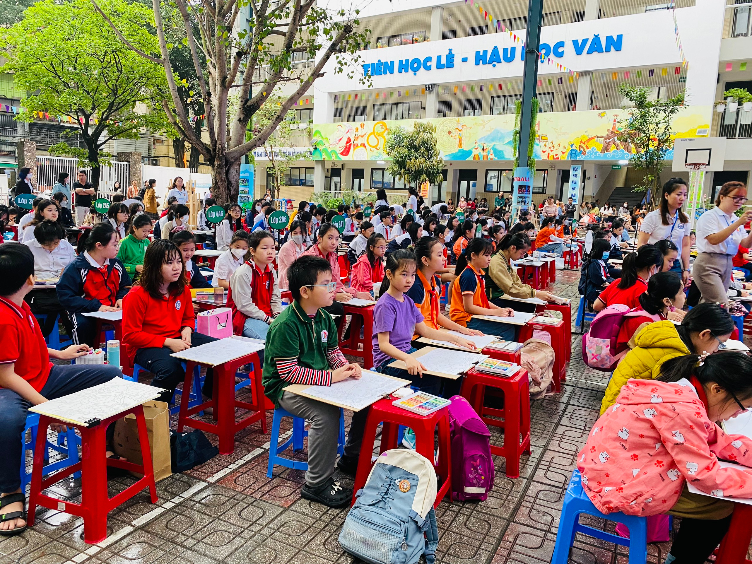 Học sinh trường tiểu học Việt Nam – Cu Ba tham gia cuộc thi vẽ tranh Ngày hội sách và văn hóa đọc do Quận Ba Đình tổ chức.