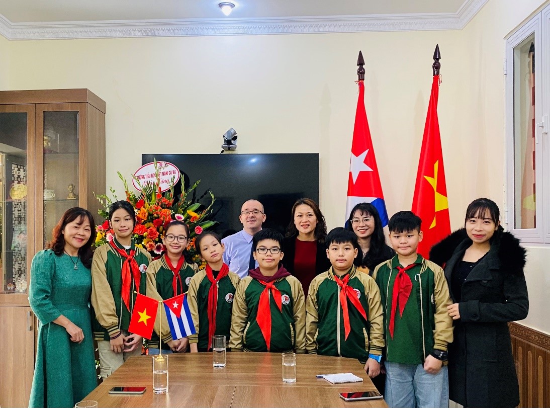 Trường Tiểu học Việt Nam – Cu Ba tới thăm và chúc mừng Đại sứ quán Cuba nhân kỷ niệm lần thứ 65 Quốc khánh nước Cộng hòa Cuba (01/01/1959-01/01/2024)