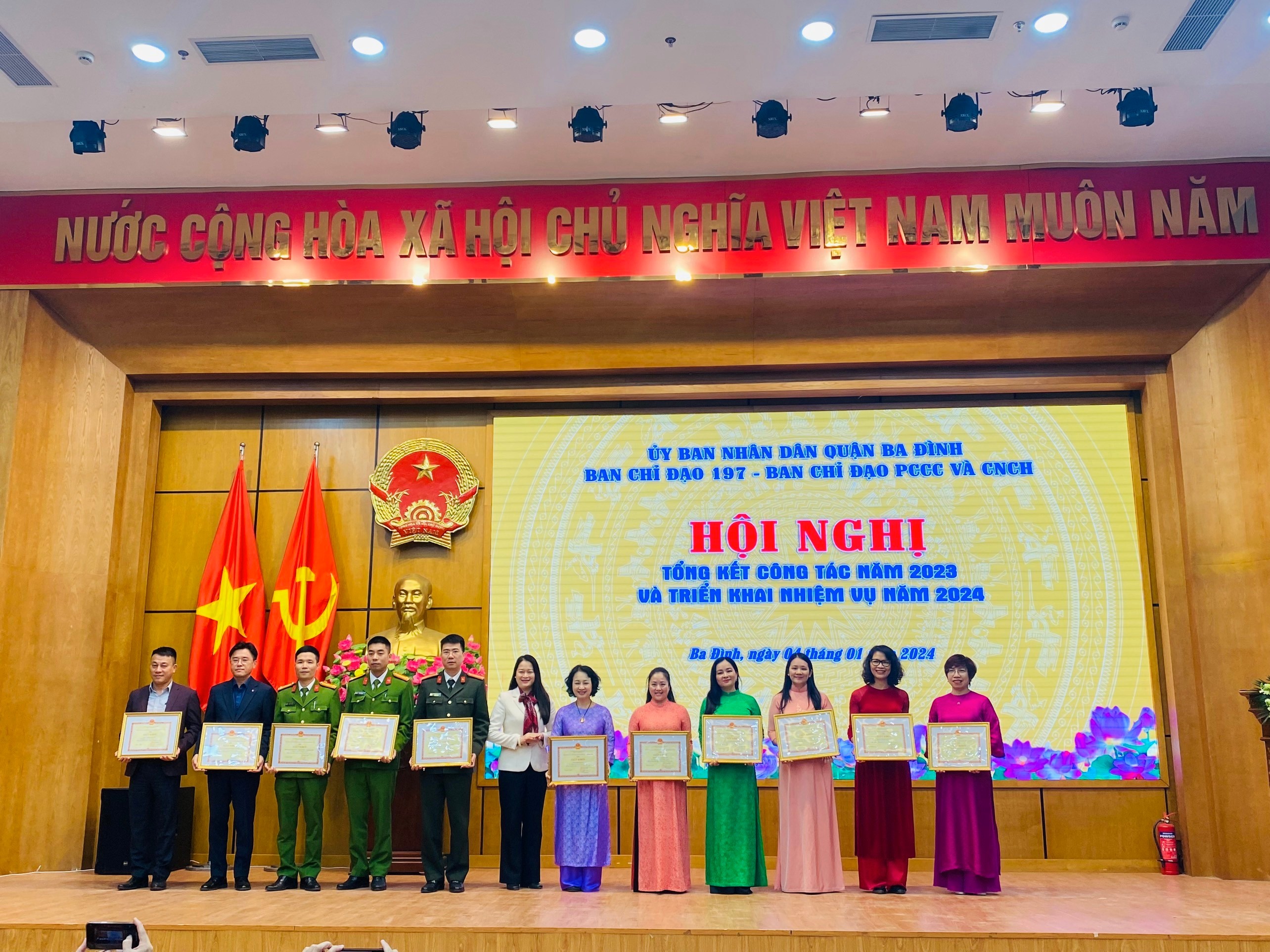 Trường Tiểu học Việt Nam- Cu Ba nhận Khen thưởng Tập thể có thành tích trong thực hiện công tác PCCC&CNCH năm 2023 của BCĐ 197 – BCĐ PCCC và CNCH quận Ba Đình