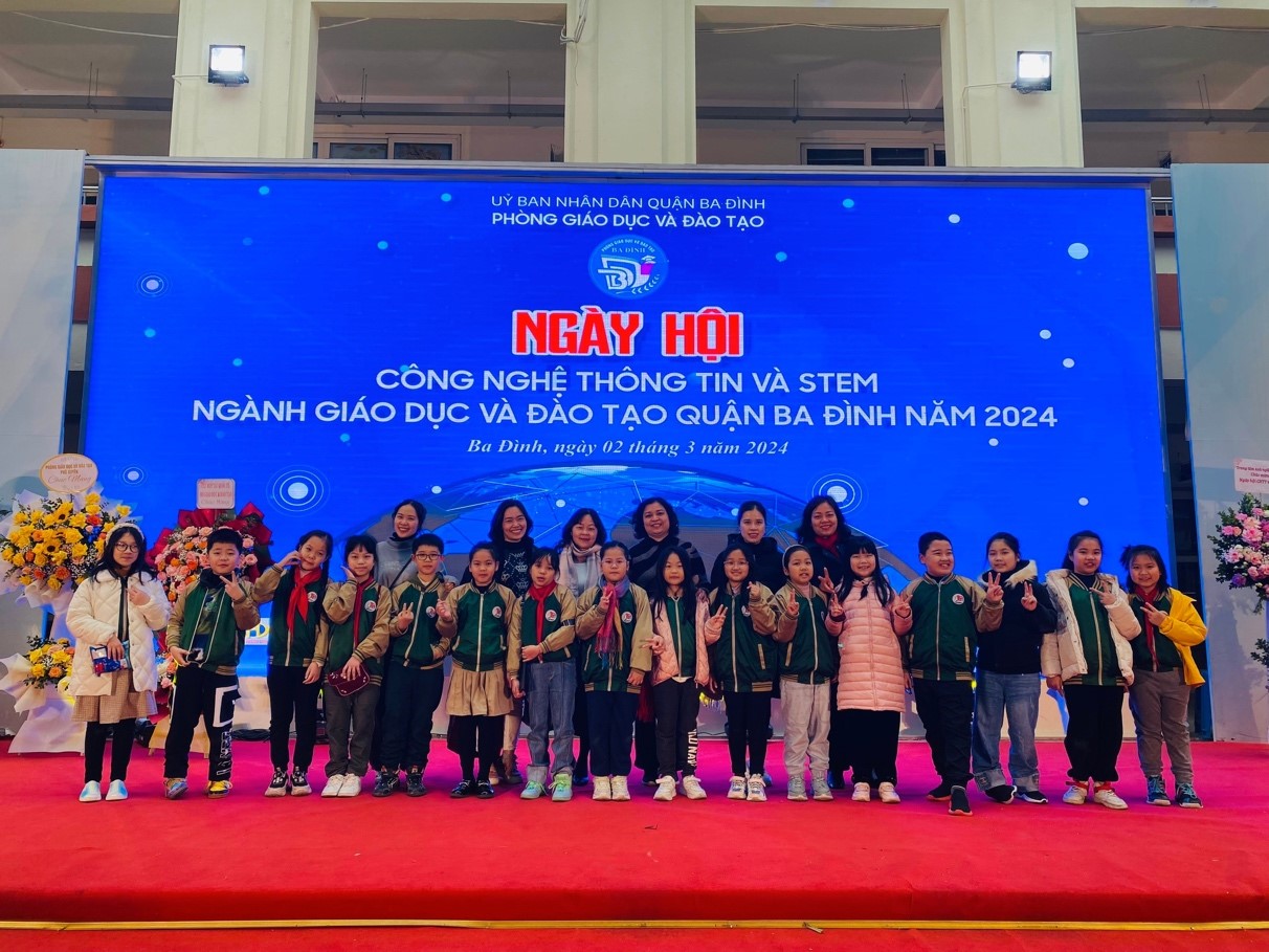 Thầy và trò trường Tiểu học Việt Nam - cuba  tham dự Ngày hội Công nghệ thông tin và STEM  ngành GD&DDT quận Ba Đình