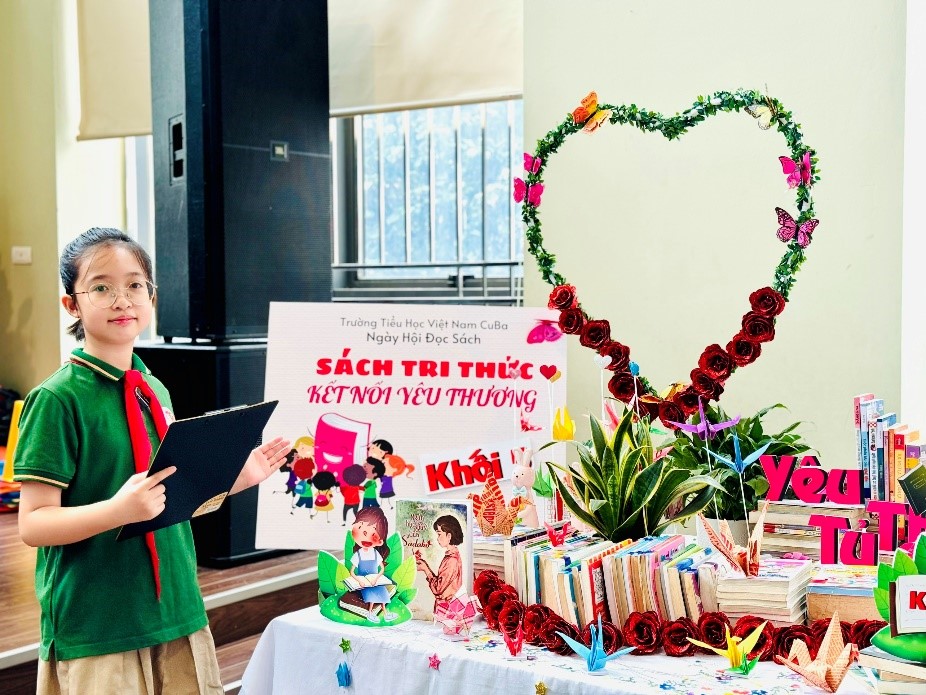 Hưởng ứng ngày Hội đọc sách của trường Tiểu học Việt Nam – Cuba, tập thể giáo viên và học sinh khối 5 đã cùng nhau trưng bày gian sách theo chủ điểm “Sách tri thức – Kết nối yêu thương”