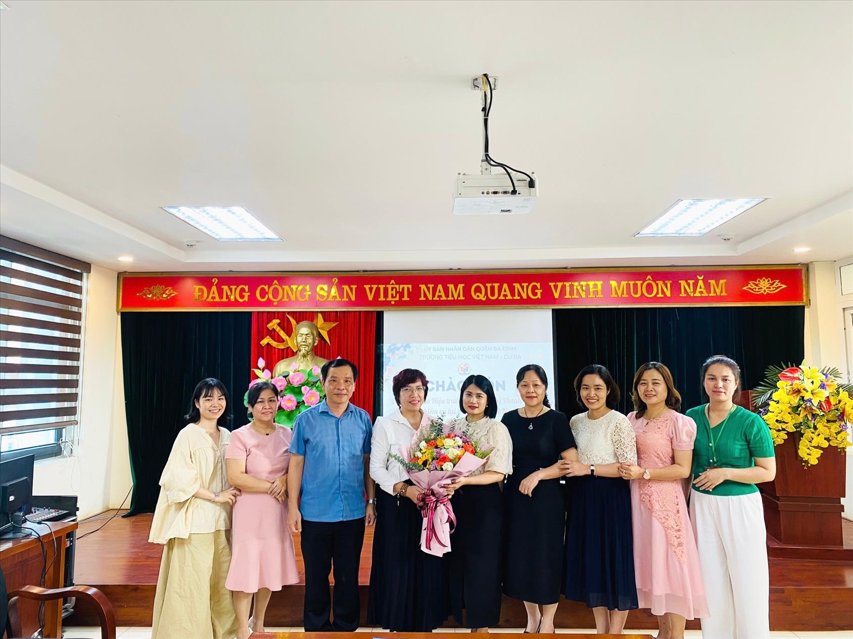 Trường Tiểu học Việt Nam – Cu Ba đón đồng chí Phó Hiệu trưởng Nguyễn Thị Thanh Huyền về công tác tại trường