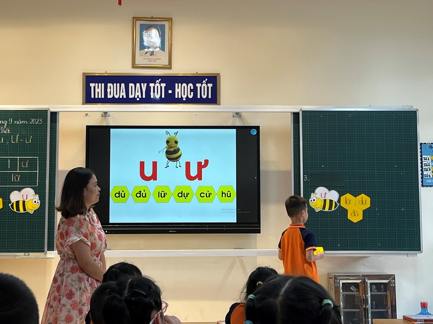 A person standing in front of a screen

Description automatically generated